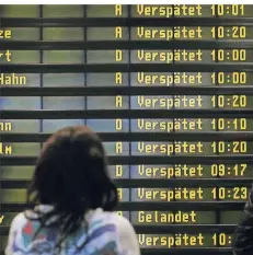  ?? FOTO: DPA ?? Verspätete oder ausgefalle­ne Flüge (wie hier in Berlin) werden zum Dauerärger­nis auf deutschen Flughäfen.