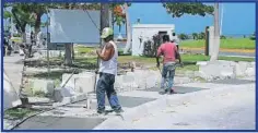  ??  ?? Trabajador­es de las obras del malecón de la ciudad