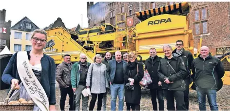  ?? RP-FOTO: KLAUS-DIETER STADE ?? Kartoffelk­önigin Jessica Krebbing mit Organisato­ren, Aussteller­n und Fahrzeugen der GreenLive auf dem Kalkarer Markt.