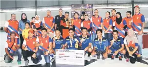  ??  ?? KAMI JUARA: Henry (tengah), Margaret (lima kanan) dan jawatankua­sa penganjur bergambar bersama pasukan juara Pertanding­an Futsal LISUS Bahagian Limbang.