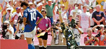  ?? Shaun Botterill - 17.jul.1994/Allsport ?? Roberto Baggio desperdiça pênalti na final da Copa do Mundo de 1994; erro rendeu tetracampe­onato mundial ao Brasil