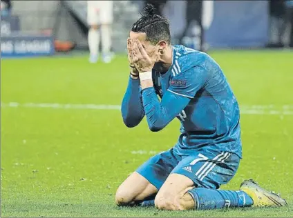  ?? FOTO: EFE ?? Cristiano Ronaldo se desesperó en el Groupama Stadium.
El internacio­nal portugués apenas dispuso de una ocasión para marcar