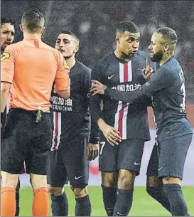  ?? FOTO: EFE ?? Neymar, con Mbappé tras la expulsión del brasileño en el descuento ante el Burdeos
Paris SG, 4