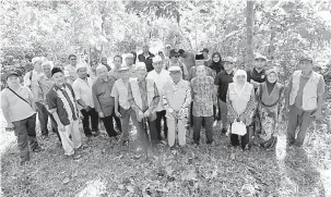  ?? — Gambar Bernama ?? KENANGAN: Seramai 20 ahli Persatuan Sejarah Malaysia cawangan Kedah, pelajar Universiti Sains Malaysia (USM) dan waris Diraja Kedah bergambar di tapak peninggala­n sejarah Kota Bukit Meriam dan Kota Sungai Emas di Sungai Petani, semalam.