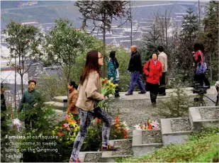  ??  ?? Families of earthquake victims come to sweep tombs on the Qingming Festival