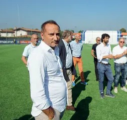  ??  ?? Hellas Il patron Maurizio Setti ieri all’inaugurazi­one dell’antistadio (Fotoland)