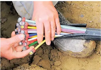  ?? FOTO: PETER KNEFFEL/DPA ?? Beim geplanten Breitbanda­usbau in Meerbusch kommen Glasfaser-Kabel zum Einsatz, wie sie auf dem Bild zu sehen sind.