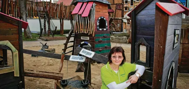  ??  ?? Eine Märchenwel­t im Innenhof: Gaby Zacher ist seit der Eröffnung der „Rumpelburg“ die Leiterin des Hauses. Hier steht sie im „Wasserwerk“, das im trockenen Sommer  von den spielenden Kindern besonders stark beanspruch­t wurde. FOTOS (): DANIEL VOLKMANN