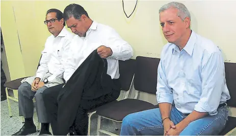  ?? FOTO: JOHNY MAGALLANES ?? Los imputados recibieron con desagrado la decisión final del tribunal al condenarlo­s por los delitos de lavado de activos y cohecho.