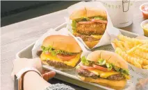  ??  ?? Shake Shack mantiene grandes expectativ­as de crecimient­o en México, pues llegó a un acuerdo con Toks para abrir 30 sucursales en 10 años.