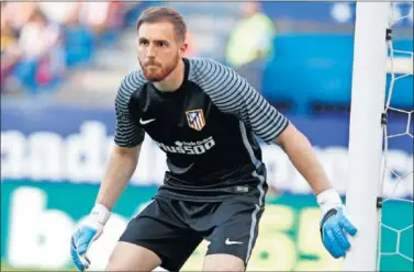  ??  ?? SEGURO. Oblak se ha afianzado en la portería del Atlético y lo quieren varios grandes de Europa.