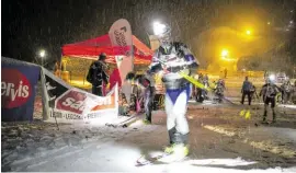  ??  ?? Am Checkpoint Hochalm stärken sich die Athleten noch einmal für die letzten 1000 Höhenmeter des Marathons.