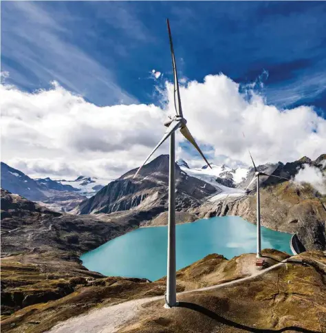  ??  ?? Le parc éolien du Nufenen compte quatre mâts, dont l’un se situe au-dessous du tablier du barrage du Gries. Situé à 2500 mètres d’altitude, c’est le parc le plus élevé d’Europe.