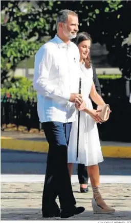  ?? JUAN CARLOS HIDALGO / EFE ?? Don Felipe y doña Letizia caminan ayer por La Habana Vieja.