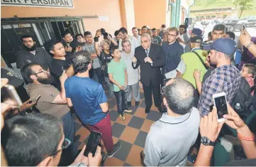  ??  ?? Palestine Ambassador to Malaysia Datuk Dr Anwar H Al Agha (centre) at the Forensic Medical Unit of Hospital Selayang explaining to the Palestinia­n community on the procedure before the body can be released for burial. — Bernama photo