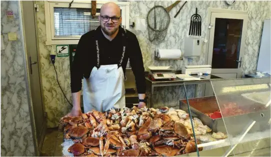  ??  ?? POSITIV: Endre Fosseli trives med fiskehandl­eryrket, og ser lyst på fremtiden for Fiskernes salgslag.