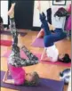  ?? AFP ?? Tao Porchon-Lynch (pink shirt) instructs a yoga class in Hartsdale, New York.