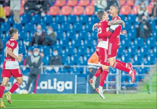  ?? ?? Santi Mina salta y es abrazado por un compañero para celebrar su segundo gol, el tercero del Celta.