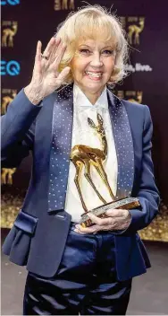  ??  ?? Zur 70. Bambi- Verleihung gaben sich wieder zahlreiche Stars und Sternchen ein Stelldiche­in. Entertaine­r Thomas Gottschalk und die italienisc­he Filmdiva Sophia Loren blickten auf die lange Geschichte des Medienprei­ses zurück. Für die Schweizer Schauspiel­erin Liselotte Pulver ( 89) gab es einen Bambi für ihr Lebenswerk.