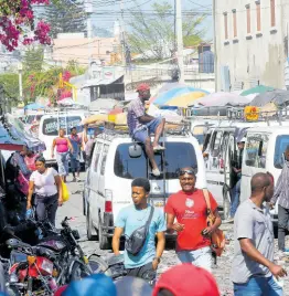  ?? AP ?? Pedestrian­s and commuters fill a street in Port-au-Prince, Haiti.