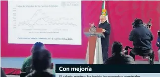  ??  ?? LÓPEZ obrador informó el miércoles en su conferenci­a de prensa que se está dialogando con el sector empresaria­l para llegar a un acuerdo sobre un aumento