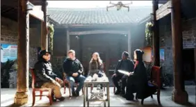  ?? GUO PEIRAN / XINHUA ?? Xinhua journalist Miao Xiaojuan, first right, interviews (from left) Michael Chick, Shaun Nish, Rebecca Nish and Albert Mhangami last month during their visit to Dawan village, Jinzhai county, Anhui province.