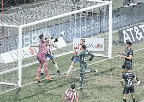  ?? /IMAGO7.. ?? El portero necaxista, Luis Malagón, estuvo cerca de empatar en la última jugada, pero Raúl Gudiño salvó a Chivas.