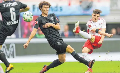  ?? FOTO: DPA ?? Szene des Spiels: Leipzigs Marcel Sabitzer trifft zum 1:0, Benjamin Pavard kann den Ball nicht mehr blocken.