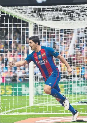  ?? FOTO: PERE PUNTÍ ?? Luis Suárez celebra uno de los goles marcados en la Liga