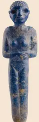  ??  ?? Idolo d’Egitto «Figura femminile stante a braccia conserte» Egitto, Hierakonpo­lis (3300-2900 a.C.), lapislazzu­li e legno, Oxford, Ashmolean Museum