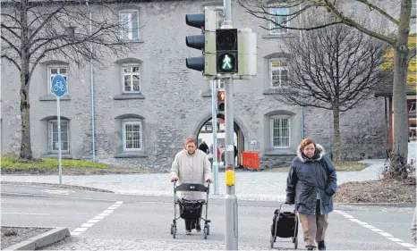  ?? FOTO: ALENA EHRLICH ?? Wenn Christa Weidisch (links) mit ihrer Tochter in der Stadt unterwegs ist, schalten die Ampeln meist wieder auf Rot, bevor sie die Hälfte der Straße überquert hat.