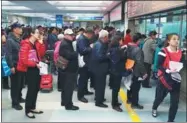  ?? WANG ZHUANGFEI / CHINA DAILY ?? Patients line up to pay at the China-Japan Friendship Hospital in Beijing.