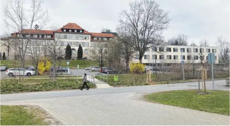  ?? FOTO: RUDI MULTER ?? Die Beschäftig­ten in den SRH-Kliniken – unser Foto zeigt das Krankenhau­s in Bad Saulgau – erhalten ab 1. April rückwirken­d mehr Gehalt.