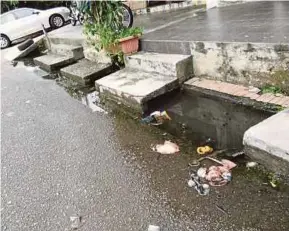  ?? PIC COURTESY OF READER ?? Concrete steps over a clogged drain in Jalan Hujan Rahmat, Taman OUG, Kuala Lumpur.