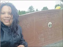  ?? 46#.*55&%̓1)050 ?? Tracey Riley sits in front of Bill Barilko’s headstone in Timmins, Ont. On Thursday she cleaned Barilko’s headstone at the request of her father, Bill Riley.