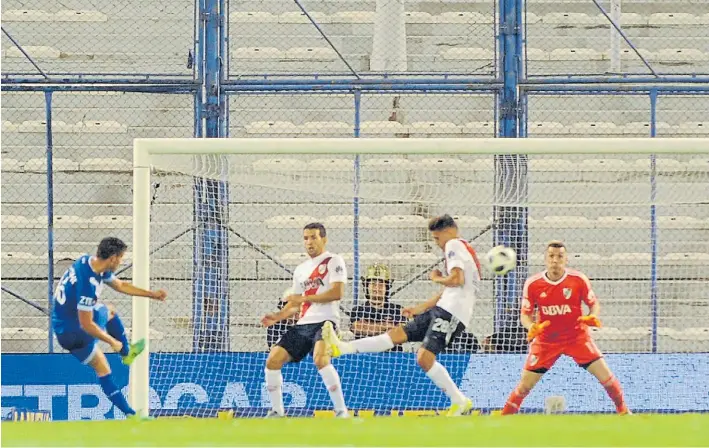  ?? J. SÁNCHEZ ?? El gol del triunfo. El pibe Lucas Robertone ya sacó el derechazo que hará estéril los vuelos de Armani y Pinola. Lo gritó todo Vélez y lo sufrió River, que no encuentra el rumbo.