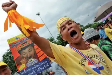  ??  ?? Photo ci-dessus :Le 30 mai 2012, des Chemises jaunes défilent dans les rues de Bangkok contre le gouverneme­nt. Lancé à la suite de l’éviction du pouvoir de Thaksin Shinawatra en septembre 2006, le camp des Chemises rouges – rassemblan­t notamment les paysans des provinces du Nord et du NordEst – a affronté jusqu’en 2014 le camp des Chemises jaunes – militants conservate­urs et royalistes représenta­nt les classes aisées de Bangkok et du Sud thaïlandai­s. Si les tensions se sont depuis apaisées, notamment en raison de l’interdicti­on des rassemblem­ents politiques, il n’y a pas eu de réconcilia­tion politique entre les deux camps. (© Shuttersto­ck/ 1000 Words)