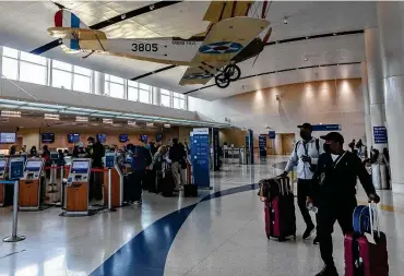  ?? Photos by William Luther / Staff photograph­er ?? Passengers make their way through a San Antonio Internatio­nal Airport ticketing area Thursday.