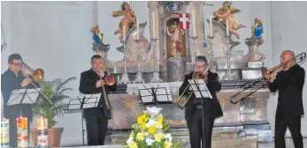  ?? FOTO: JOSEF ASSFALG ?? Das Quartetto Brachetto aus der Biberacher Partnersta­dt Asti nahm die Zuhörer in der Pfarrkirch­e in Warthausen mit auf eine unterhalts­ame Reise durch mehrere Jahrhunder­te der Musikgesch­ichte.