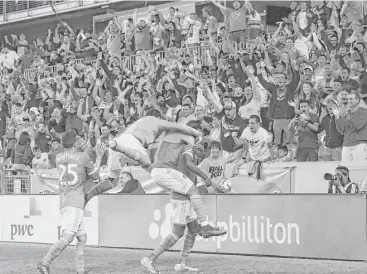  ?? Yi-Chin Lee / Houston Chronicle ?? Forward Alberth Elis shoulders a load after scoring in the sixth minute of the first overtime period — a goal that gave the Dynamo a 1-0 win over Sporting Kansas City and a spot in the Western Conference semifinals.