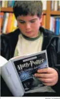  ?? PEPE TORRES ?? Un niño lee un libro de Harry Potter.