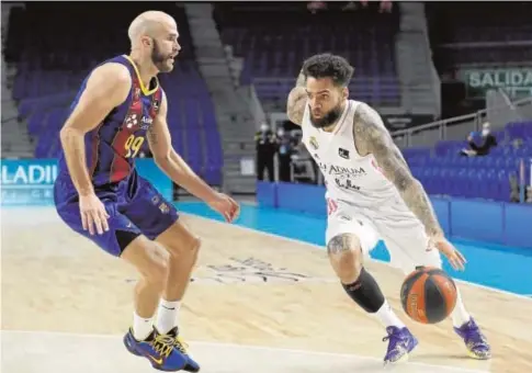  ?? ACB PHOTO ?? Calathes defiende al madridista Taylor en un WiZink Center sin público, como estará durante la Copa