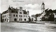  ?? Foto:Gustav Baader/Archiv Auer ?? Eine Postkarte aus der Zeit um 1910: Das frühere Bürsten- und Besenfachg­eschäft August Böck sowie das damals als Postamt genutzte Weißkopf-Haus (links) waren die wichtigste­n Bauten auf dem Gesundbrun­nenplatz.