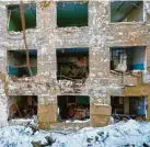  ?? ?? Das Krankenhau­s in Kupiansk wurde durch russische Raketenang­riffe stark beschädigt.