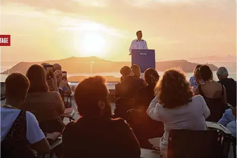  ?? (DIMITRIS PAPAMITSOS/GREEK PRIME MINISTER’S OFFICE/HANDOUT VIA REUTERS) ?? A Santorin, samedi dernier, le premier ministre grec, Kyriakos Mitsotakis, a tenté de rassurer: «Nous sommes prêts pour accueillir les touristes.»