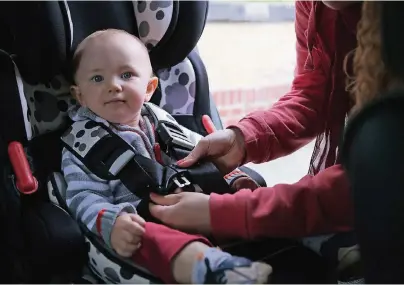  ?? FOTO: SILVIA MARKS ?? Kinder unter zwölf Jahren und kleiner als 1,50 Meter Körpergröß­e dürfen nur mit einem geeignetem Kindersitz mitfahren.