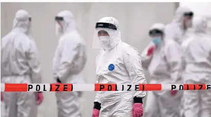  ?? FOTO: AFP ?? Vor der Westfleisc­h-Fabrik in Hamm wurde eine Corona-Teststatio­n aufgebaut. Hier sollen 1200 Mitarbeite­r getestet werden. In Coesfeld sind 250 Mitarbeite­r infiziert.