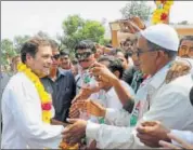  ?? PTI ?? Congress vicepresid­ent Rahul Gandhi is greeted by supporters during a road show in Vadodara on Tuesday.