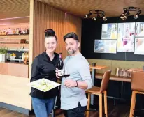  ?? ?? Melanie Wassermann und Igor Vasiljevic kredenzen Köstlichke­iten in Moosburg