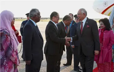  ??  ?? Important guests:
Najib and wife Datin Seri Rosmah Mansor being greeted after arriving at Andrews Air Force Base, Maryland. — Bernama